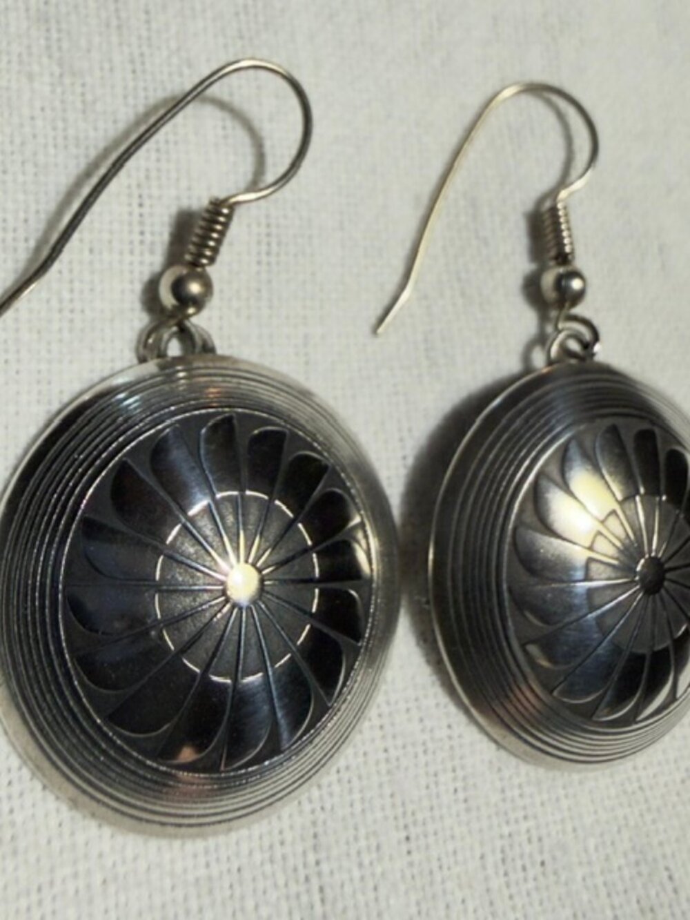 Vintage Southwestern Sterling Silver Stamped 1” Pinwheel Concho Earrings